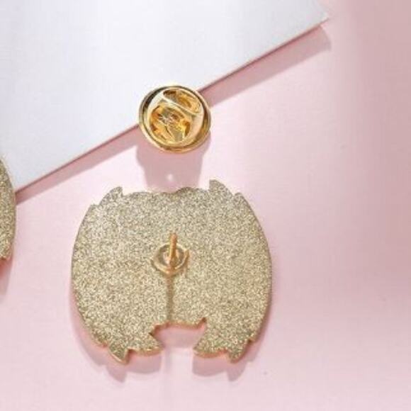 Dungeons & Dragons Lady Luck 20 Sided Dice Brooch - Picture 2 of 3